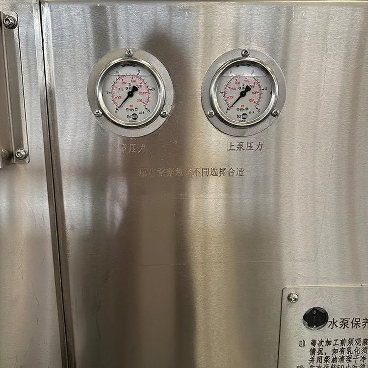 Two independent pressure gauges